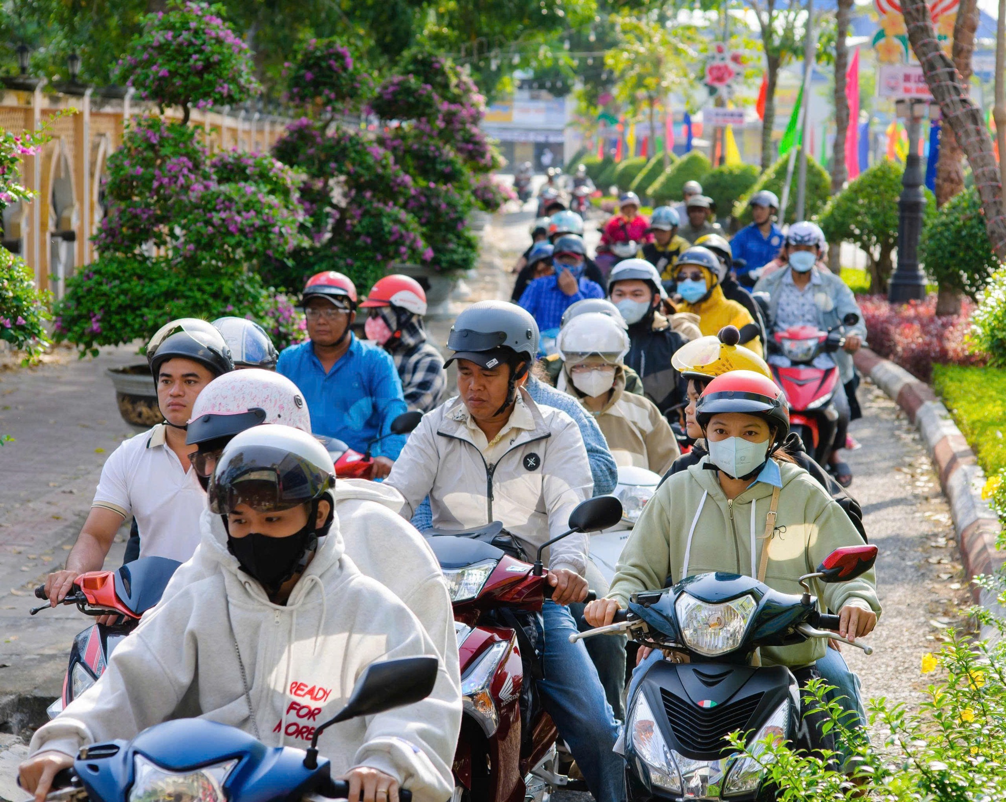 Bất ngờ lượng kh&aacute;ch du xu&acirc;n v&ugrave;ng Bảy N&uacute;i v&agrave; Ph&uacute; Quốc- Ảnh 2.