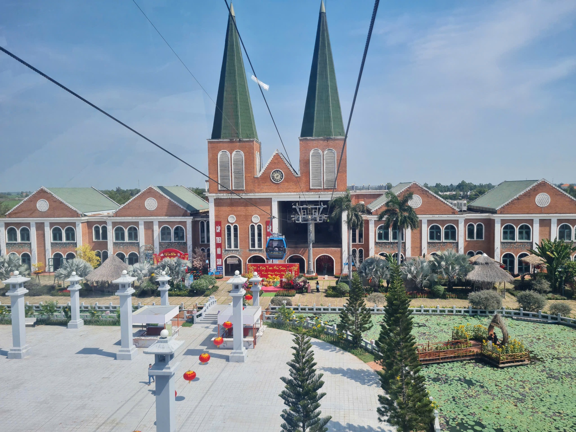 Bất ngờ lượng kh&aacute;ch du xu&acirc;n v&ugrave;ng Bảy N&uacute;i v&agrave; Ph&uacute; Quốc- Ảnh 12.