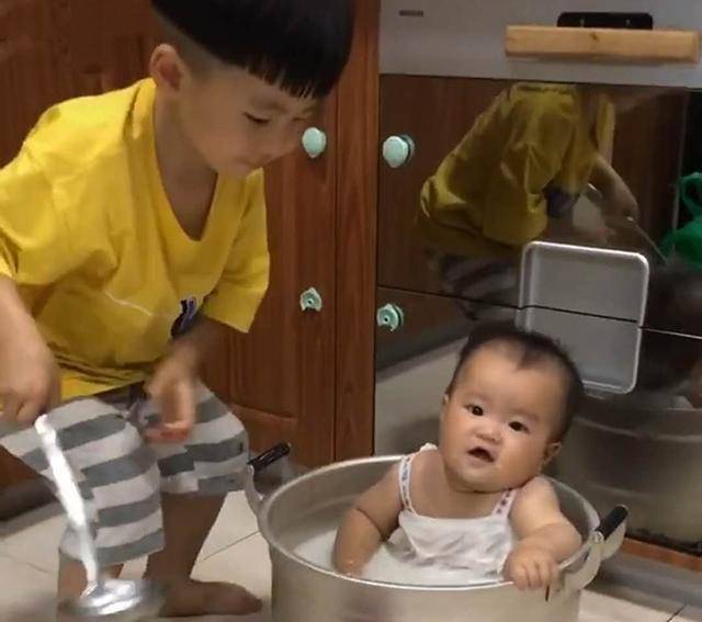 Nấu cơm trong bếp để hai con nhỏ chơi với nhau ngo&agrave;i ph&ograve;ng kh&aacute;ch, người mẹ su&yacute;t ngất khi thấy h&agrave;nh động n&agrave;y- Ảnh 3.