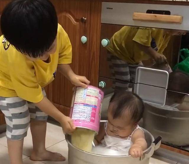 Nấu cơm trong bếp để hai con nhỏ chơi với nhau ngo&agrave;i ph&ograve;ng kh&aacute;ch, người mẹ su&yacute;t ngất khi thấy h&agrave;nh động n&agrave;y- Ảnh 2.