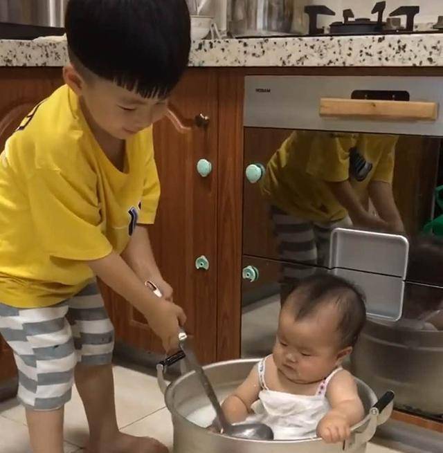 Nấu cơm trong bếp để hai con nhỏ chơi với nhau ngo&agrave;i ph&ograve;ng kh&aacute;ch, người mẹ su&yacute;t ngất khi thấy h&agrave;nh động n&agrave;y- Ảnh 1.