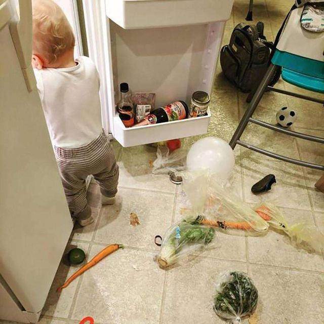 Nấu cơm trong bếp để hai con nhỏ chơi với nhau ngo&agrave;i ph&ograve;ng kh&aacute;ch, người mẹ su&yacute;t ngất khi thấy h&agrave;nh động n&agrave;y- Ảnh 4.