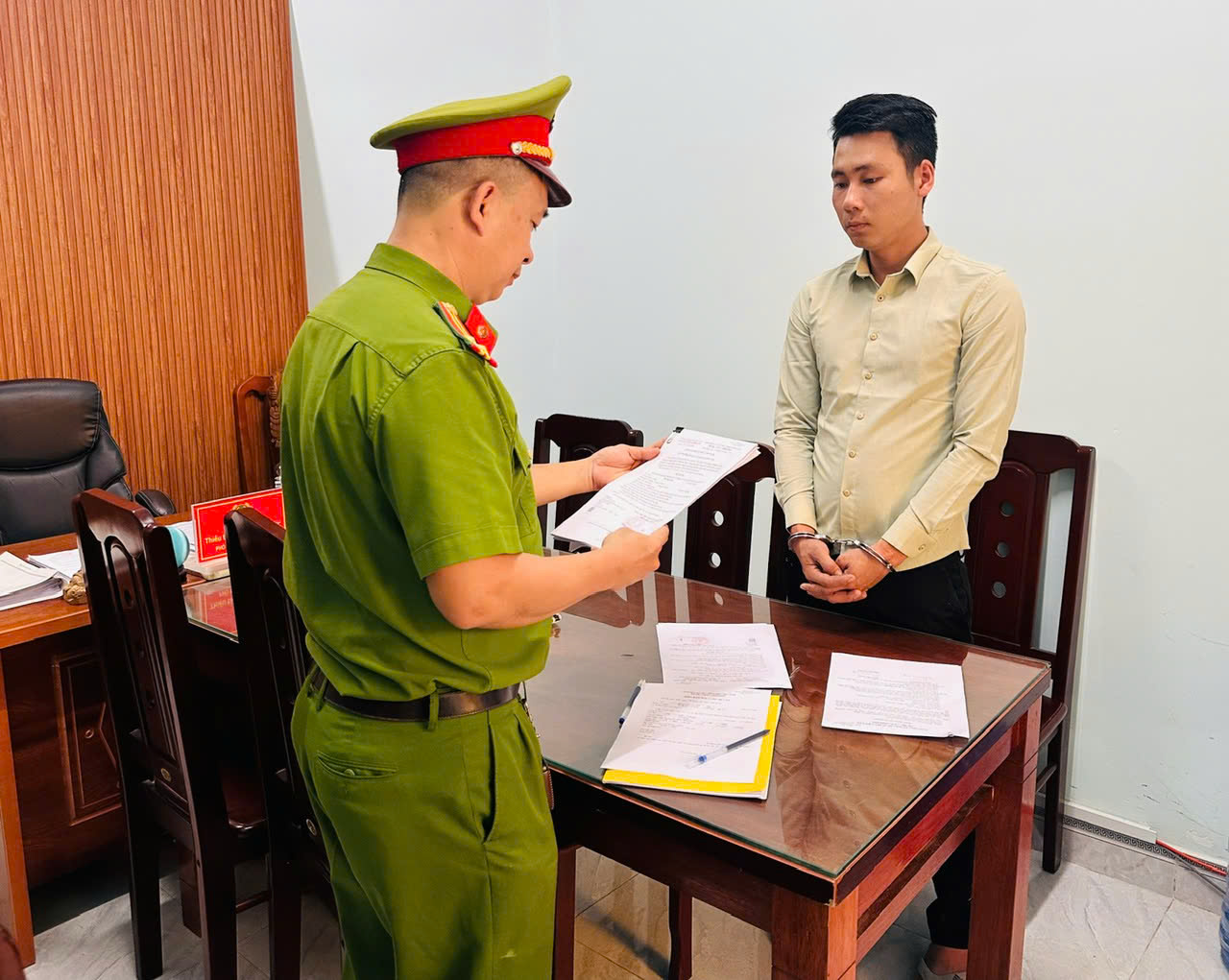 Người đ&agrave;n &ocirc;ng mất điện thoại, bị r&uacute;t hết tiền trong t&agrave;i khoản ng&acirc;n h&agrave;ng- Ảnh 1.