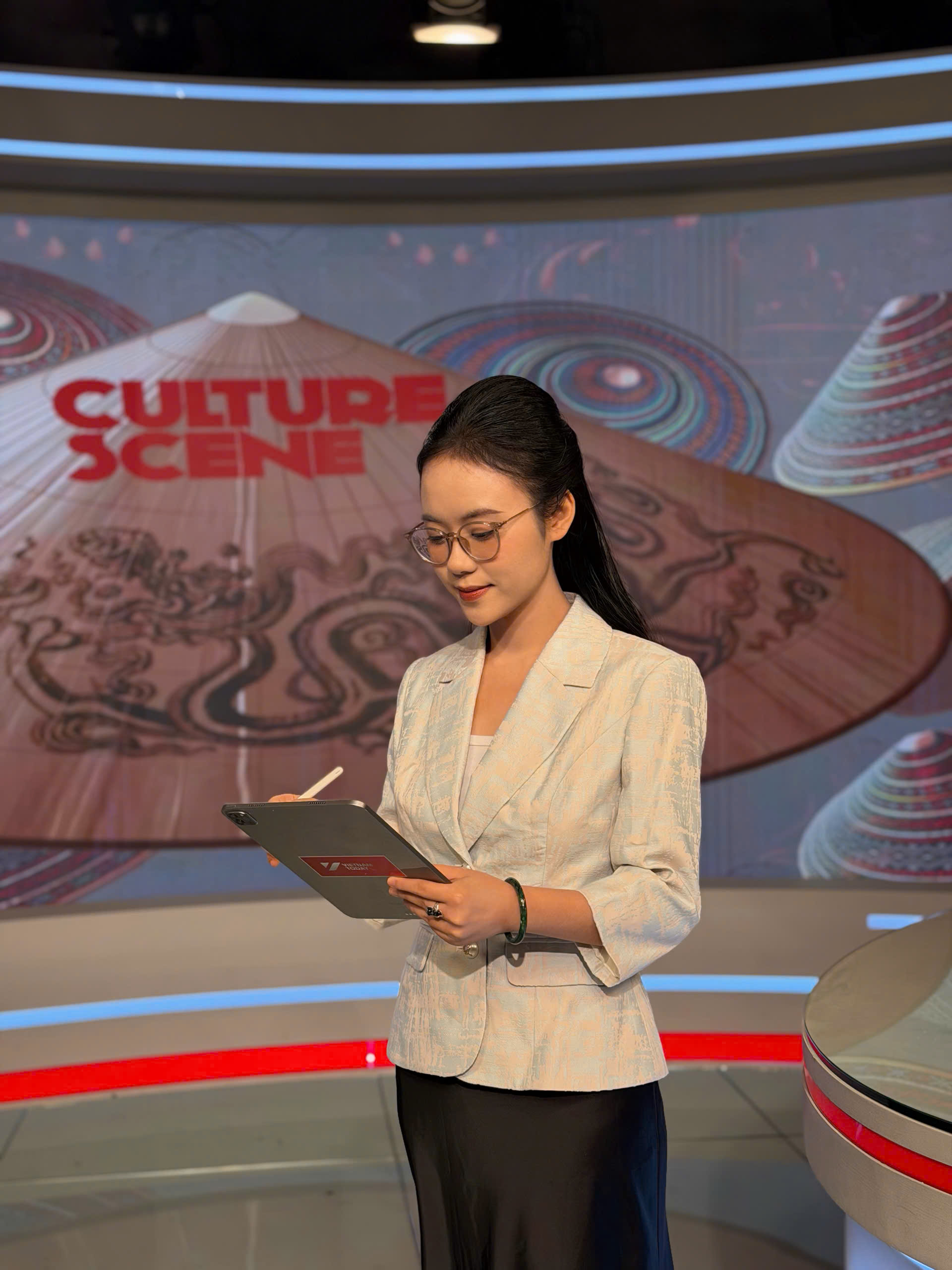 MC tuổi Ngọ xinh đẹp của Vietnam Today: "5 ph&uacute;t trước khi l&ecirc;n s&oacute;ng l&agrave; khoảng thời gian th&oacute;t tim nhất"- Ảnh 4.