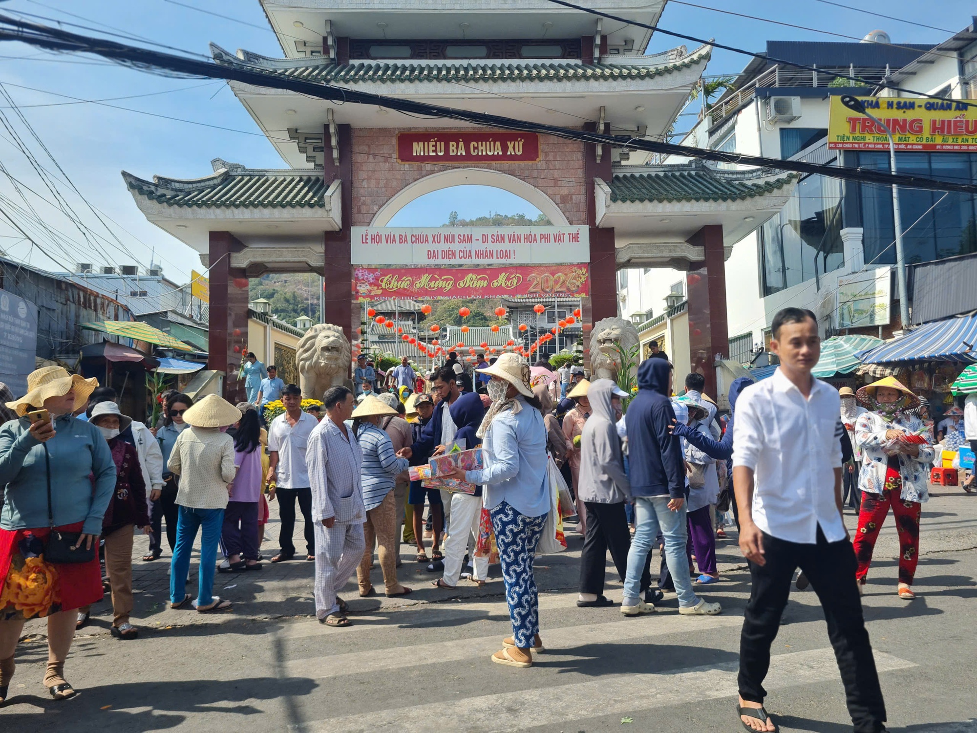 Bất ngờ lượng kh&aacute;ch du xu&acirc;n v&ugrave;ng Bảy N&uacute;i v&agrave; Ph&uacute; Quốc- Ảnh 22.