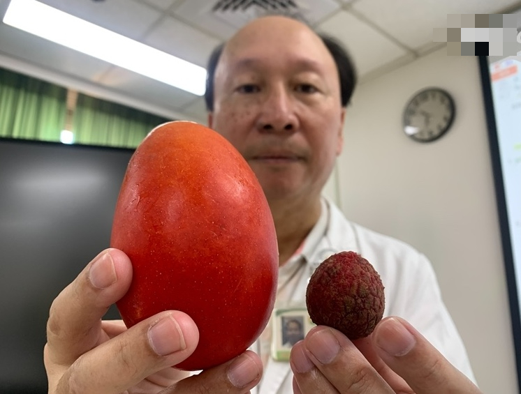 1 thứ tr&ecirc;n người nam thanh ni&ecirc;n đang b&eacute; như quả vải bỗng to như quả xo&agrave;i, ph&aacute;t hiện ung thư tinh ho&agrave;n d&ugrave; KH&Ocirc;NG đau, KH&Ocirc;NG ngứa- Ảnh 2.