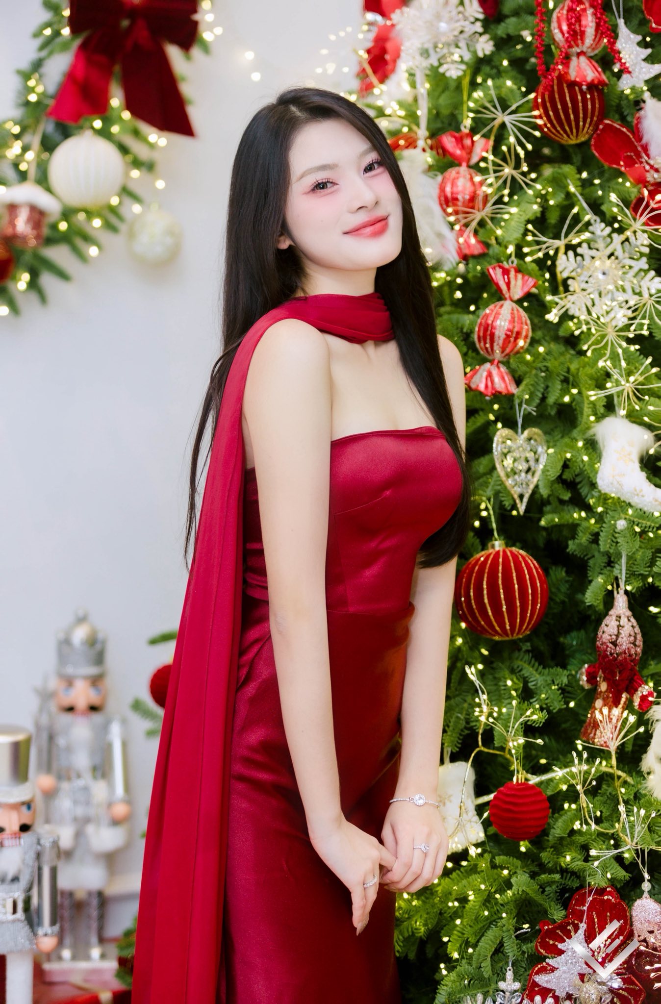 Diễn vi&ecirc;n Thanh Sơn đang hẹn h&ograve; với Hoa kh&ocirc;i k&eacute;m 15 tuổi?- Ảnh 3.