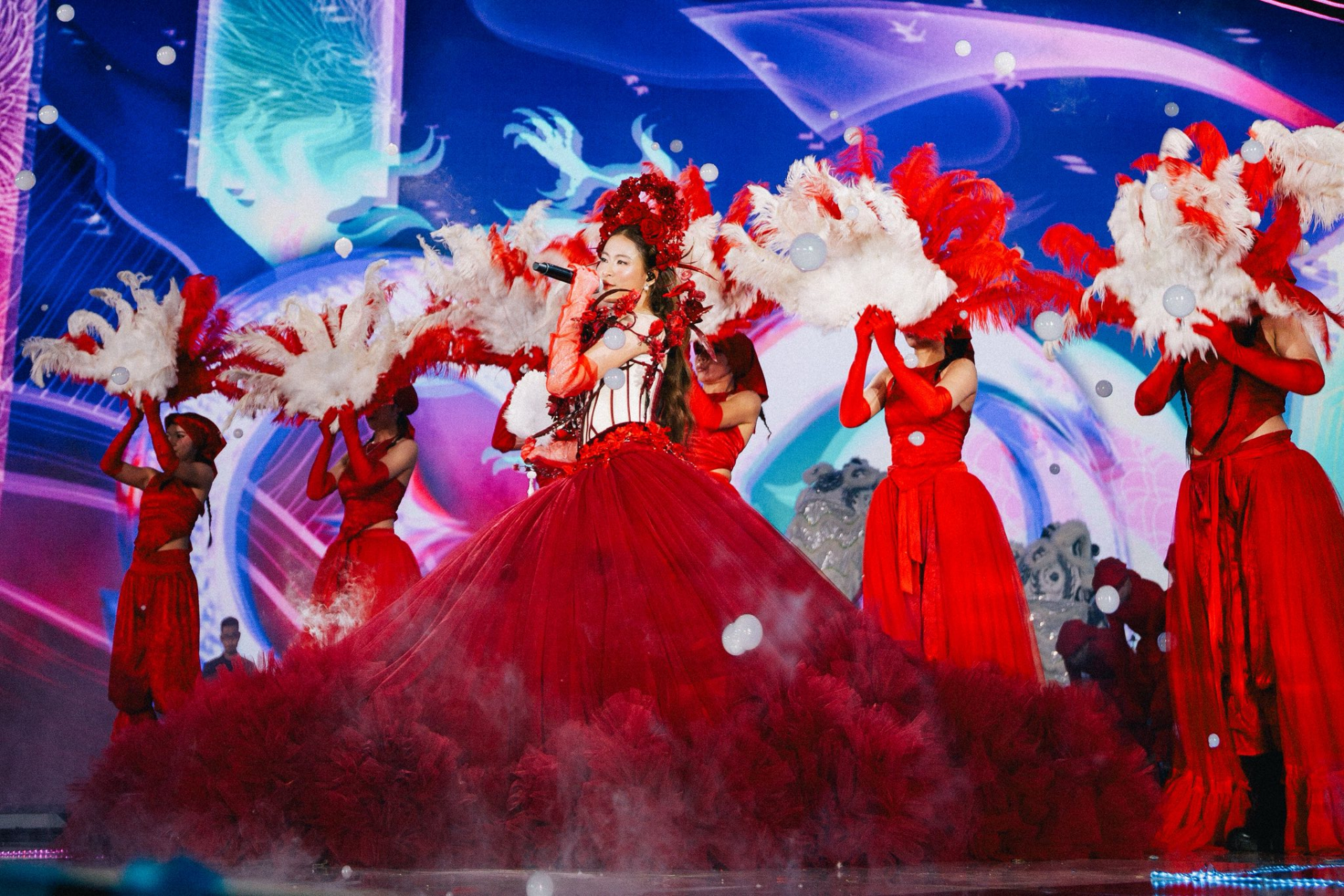 Nữ ca sĩ biểu diễn 8 sự kiện tầm cỡ quốc gia: Đắt show bậc nhất m&ugrave;a Tết, được c&aacute;c cơ quan ban ng&agrave;nh ghi nhận- Ảnh 12.