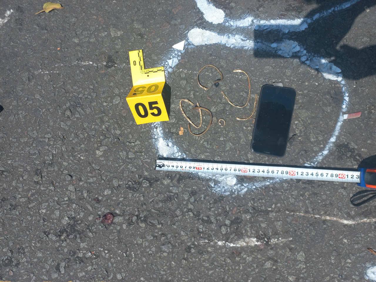 Xót xa: Người phụ nữ tử vong thương tâm khi đang đi chúc Tết sau cú giật đồ của kẻ thủ ác- Ảnh 5. Xót xa: Người phụ nữ tử vong thương tâm khi đang đi chúc Tết sau cú giật đồ của kẻ thủ ác- Ảnh 5.