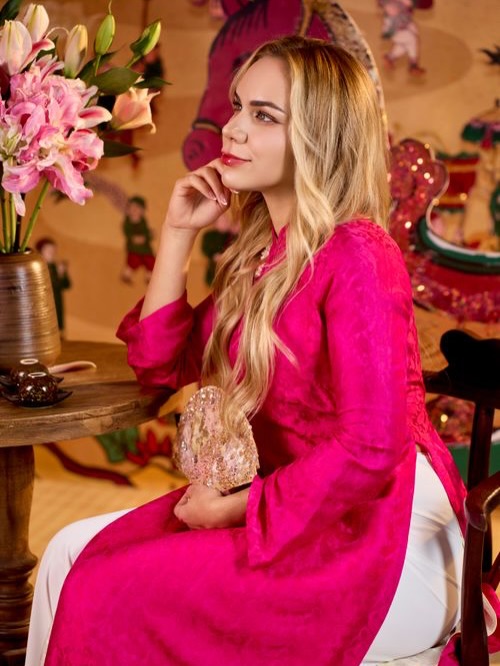 Vợ Brazil của Xu&acirc;n Son g&acirc;y sốt khi diện &aacute;o d&agrave;i đ&oacute;n Tết Việt, xinh đẹp rạng rỡ, khoe trọn v&oacute;c d&aacute;ng nuột n&agrave;- Ảnh 4.