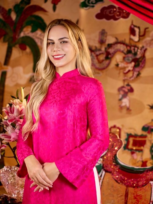 Vợ Brazil của Xu&acirc;n Son g&acirc;y sốt khi diện &aacute;o d&agrave;i đ&oacute;n Tết Việt, xinh đẹp rạng rỡ, khoe trọn v&oacute;c d&aacute;ng nuột n&agrave;- Ảnh 5.