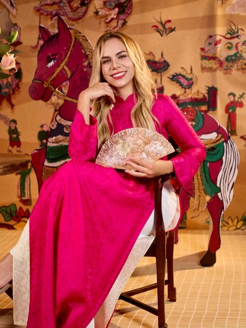 Vợ Brazil của Xu&acirc;n Son g&acirc;y sốt khi diện &aacute;o d&agrave;i đ&oacute;n Tết Việt, xinh đẹp rạng rỡ, khoe trọn v&oacute;c d&aacute;ng nuột n&agrave;- Ảnh 1.