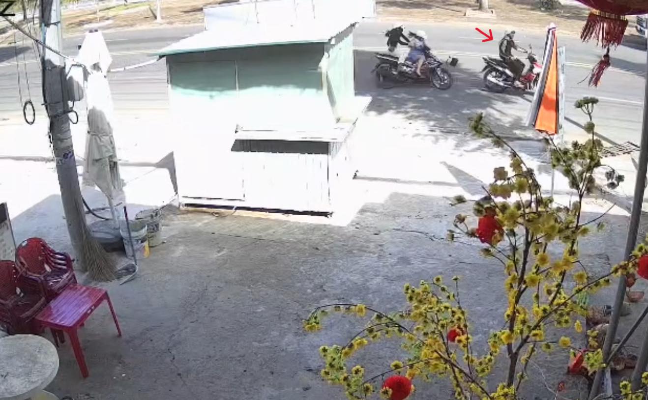 Xót xa: Người phụ nữ tử vong thương tâm khi đang đi chúc Tết sau cú giật đồ của kẻ thủ ác- Ảnh 2. Xót xa: Người phụ nữ tử vong thương tâm khi đang đi chúc Tết sau cú giật đồ của kẻ thủ ác- Ảnh 2.