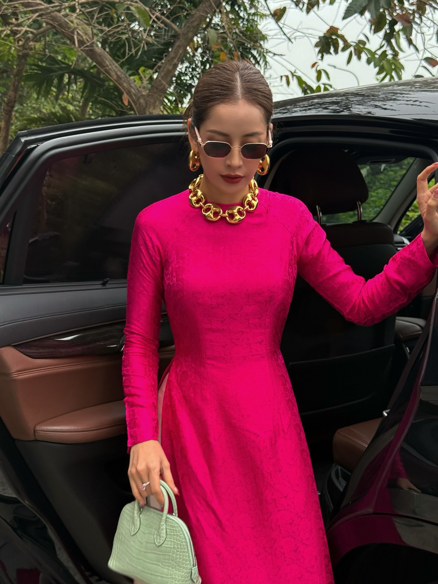 Tết nhất Chi Pu đeo v&agrave;ng nặng người, fan vội hỏi tr&ecirc;n cổ đang l&agrave; mấy chục c&acirc;y?- Ảnh 5.