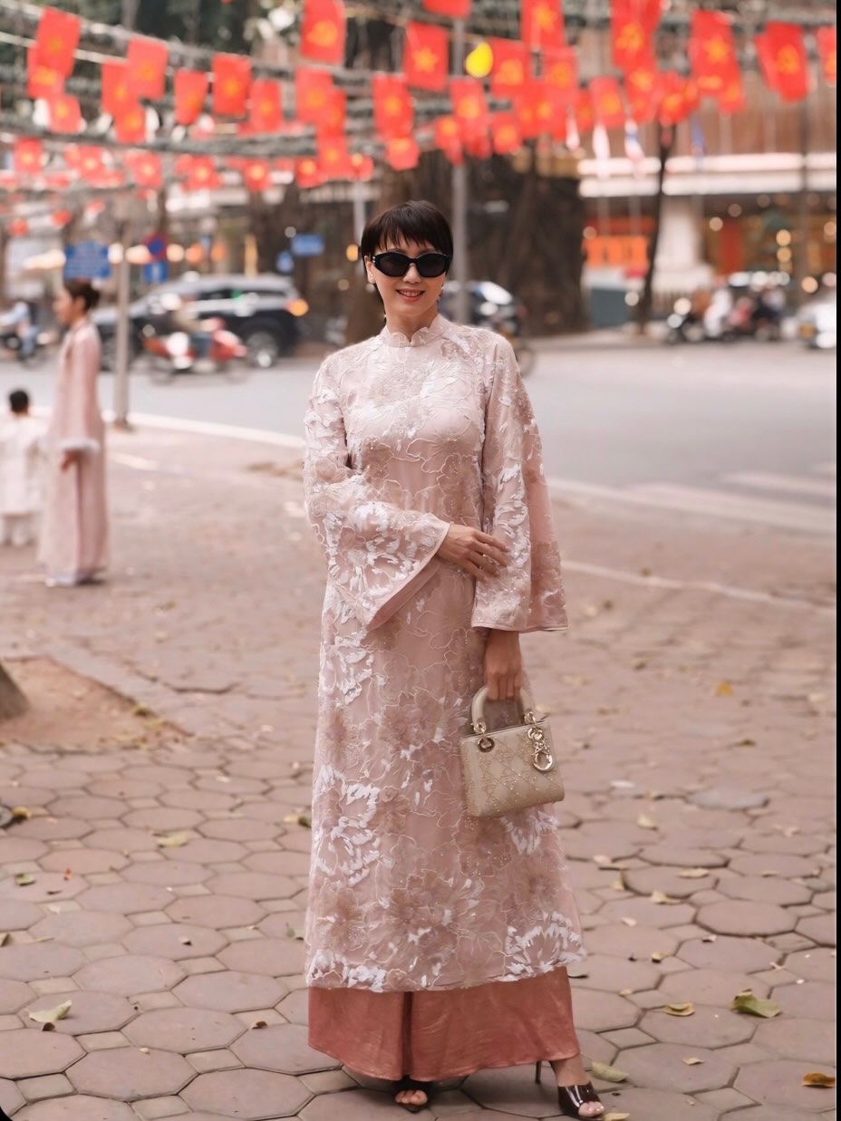 Mẹ Do&atilde;n Hải My diện &aacute;o d&agrave;i, x&aacute;ch t&uacute;i hiệu du xu&acirc;n, visual trẻ đẹp kh&ocirc;ng tuổi chuẩn "mẹ vợ hot nhất l&agrave;ng b&oacute;ng đ&aacute;"- Ảnh 2.