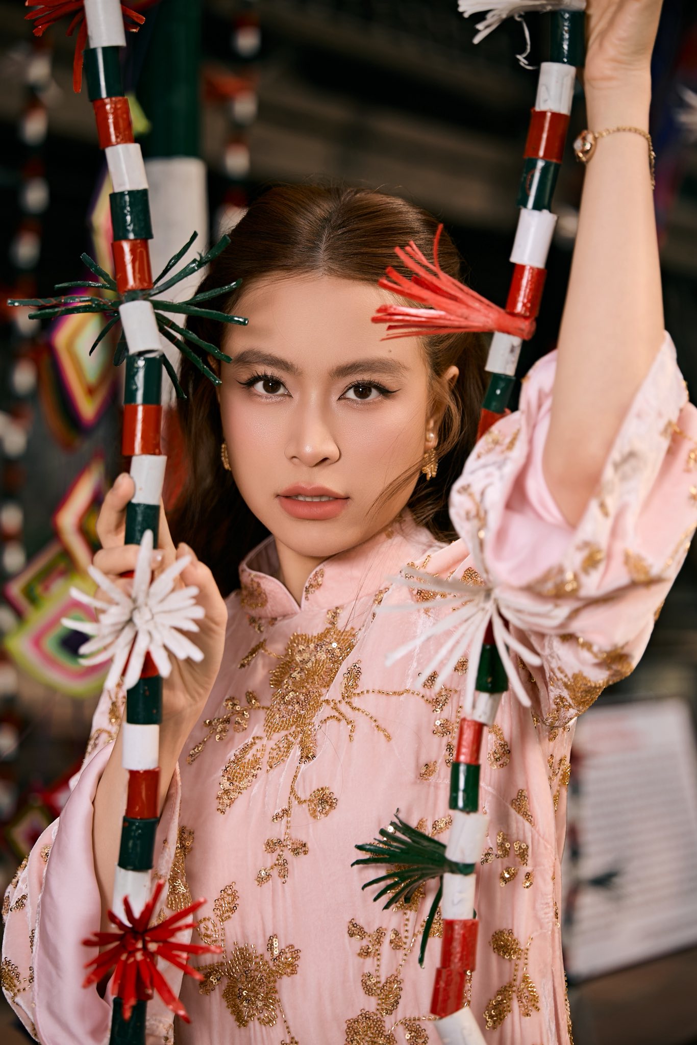 Nữ ca sĩ biểu diễn 8 sự kiện tầm cỡ quốc gia: Đắt show bậc nhất m&ugrave;a Tết, được c&aacute;c cơ quan ban ng&agrave;nh ghi nhận- Ảnh 11.