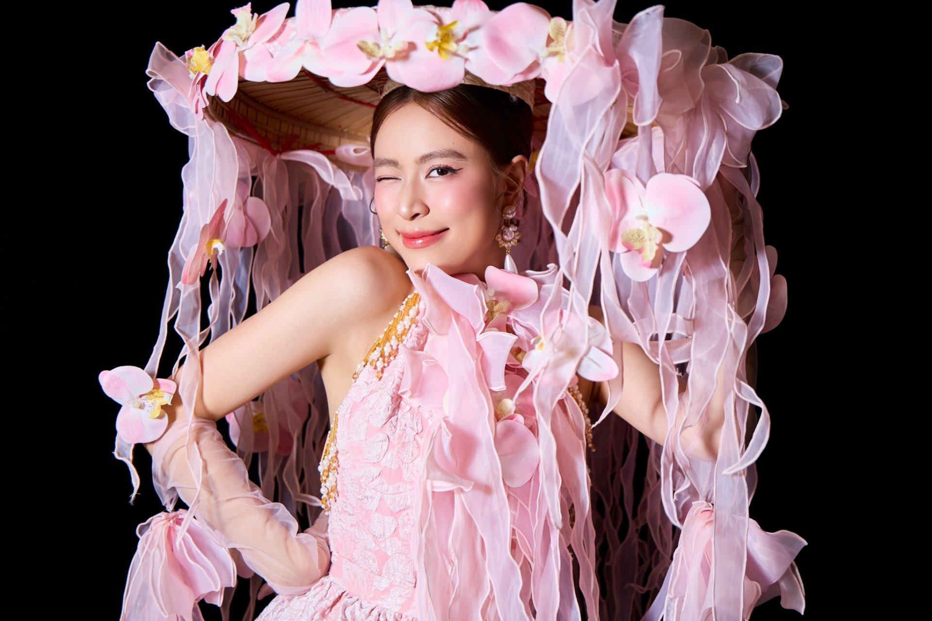 Nữ ca sĩ biểu diễn 8 sự kiện tầm cỡ quốc gia: Đắt show bậc nhất m&ugrave;a Tết, được c&aacute;c cơ quan ban ng&agrave;nh ghi nhận- Ảnh 10.