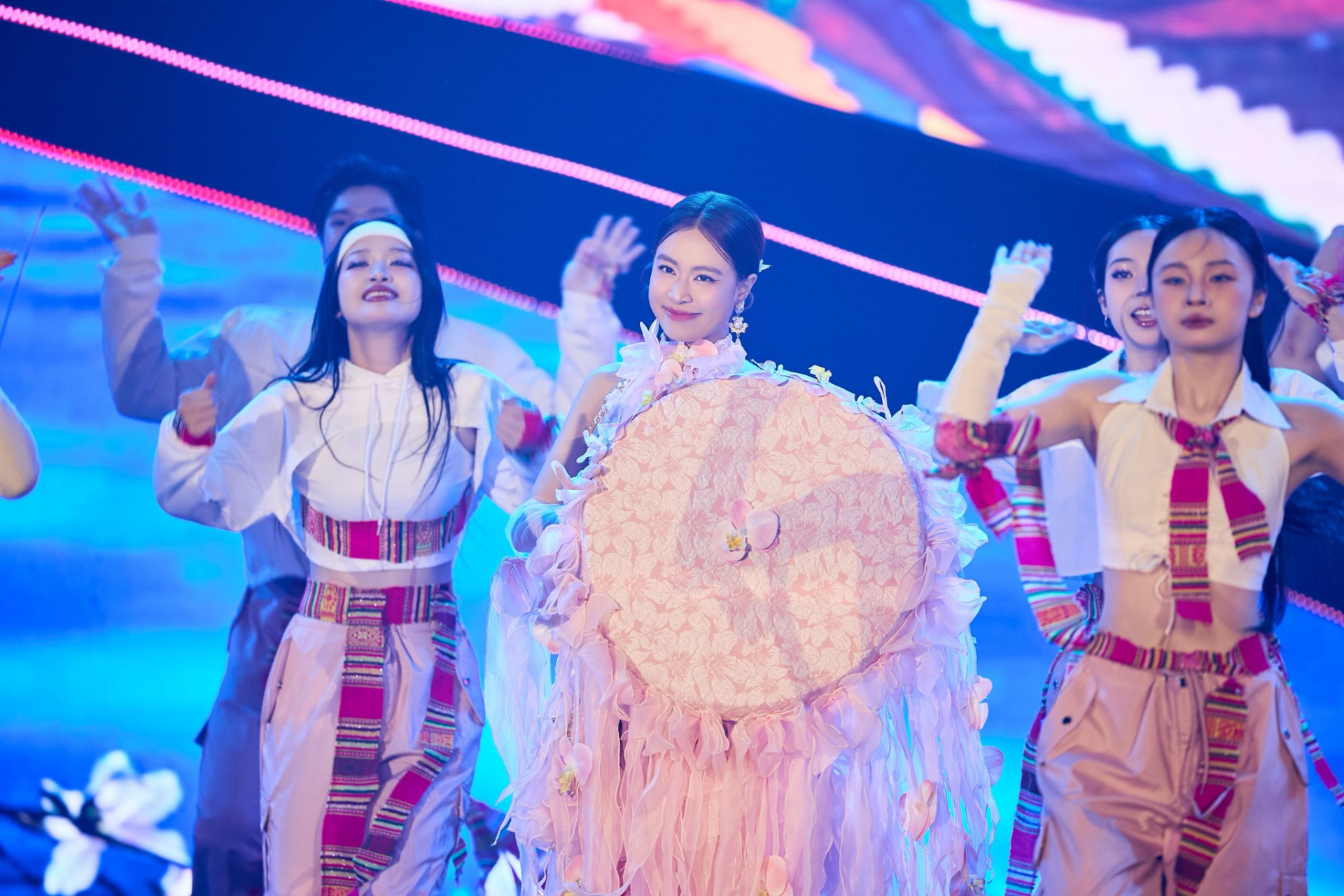 Nữ ca sĩ biểu diễn 8 sự kiện tầm cỡ quốc gia: Đắt show bậc nhất m&ugrave;a Tết, được c&aacute;c cơ quan ban ng&agrave;nh ghi nhận- Ảnh 2.