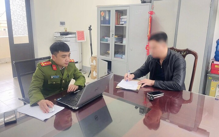 Vụ đỗ xe chặn lối đi c&ograve;n th&aacute;ch thức 'đỗ đến mai': T&agrave;i xế nhận sai- Ảnh 1.