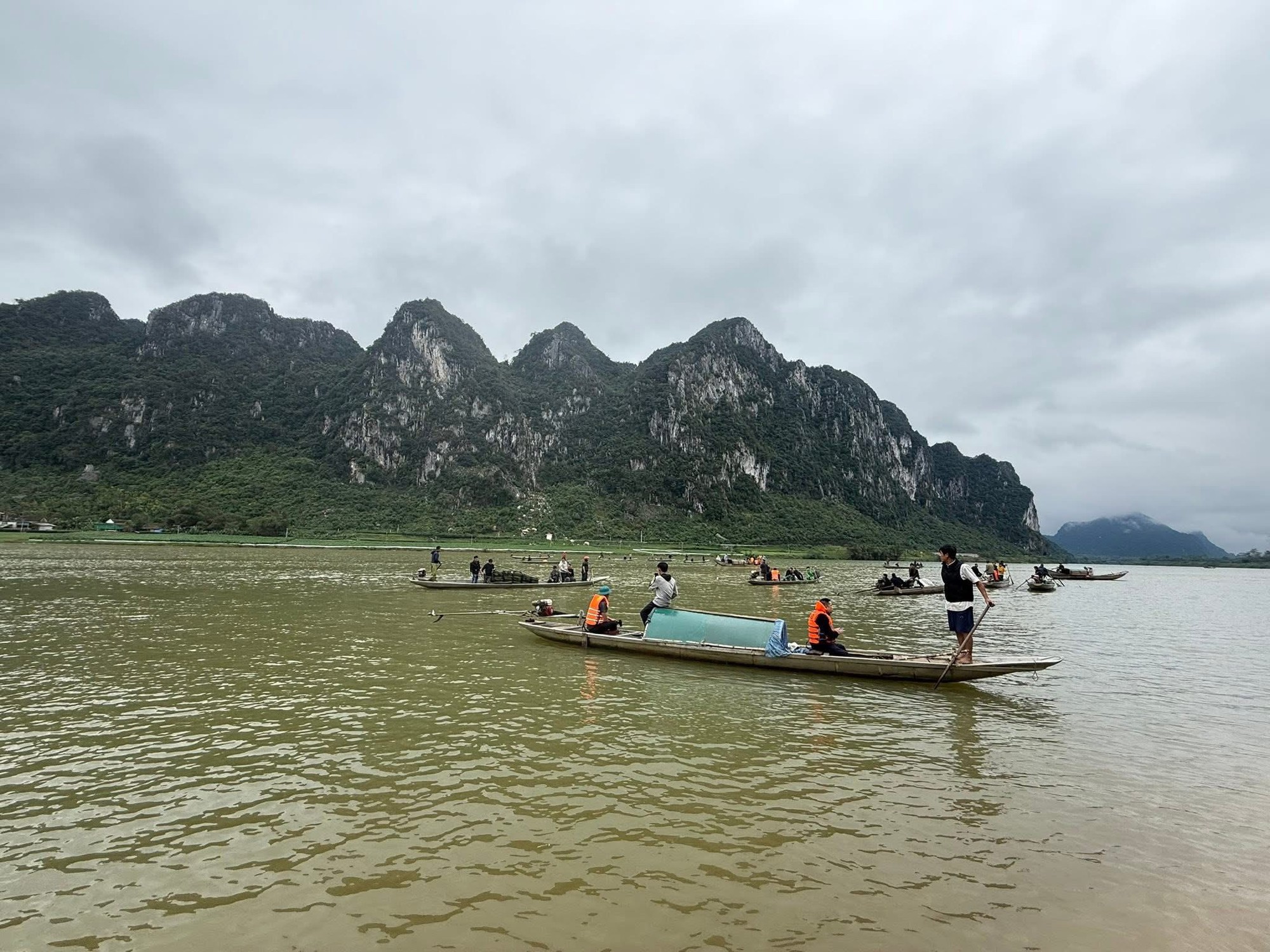 Ch&ugrave;m ảnh hiện trường vụ lật đ&ograve; chở 7 người một gia đ&igrave;nh ng&agrave;y m&ugrave;ng 3 Tết: 4 nạn nh&acirc;n chết v&agrave; mất t&iacute;ch, b&eacute; 3 tuổi kh&ocirc;ng qua khỏi- Ảnh 2.