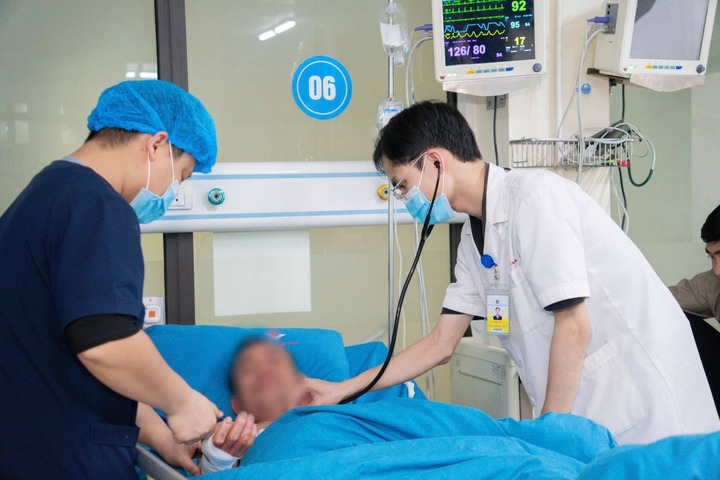 Cấp cứu 2 ca nhồi m&aacute;u cơ tim c&oacute; c&ugrave;ng triệu chứng đau ngực- Ảnh 1.