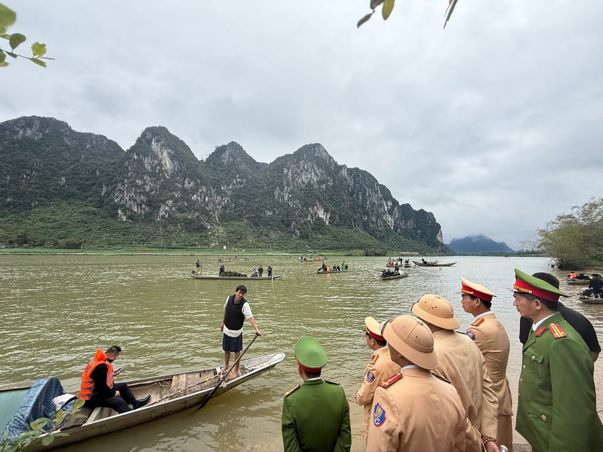 Ch&ugrave;m ảnh hiện trường vụ lật đ&ograve; chở 7 người một gia đ&igrave;nh ng&agrave;y m&ugrave;ng 3 Tết: 4 nạn nh&acirc;n chết v&agrave; mất t&iacute;ch, b&eacute; 3 tuổi kh&ocirc;ng qua khỏi- Ảnh 5.