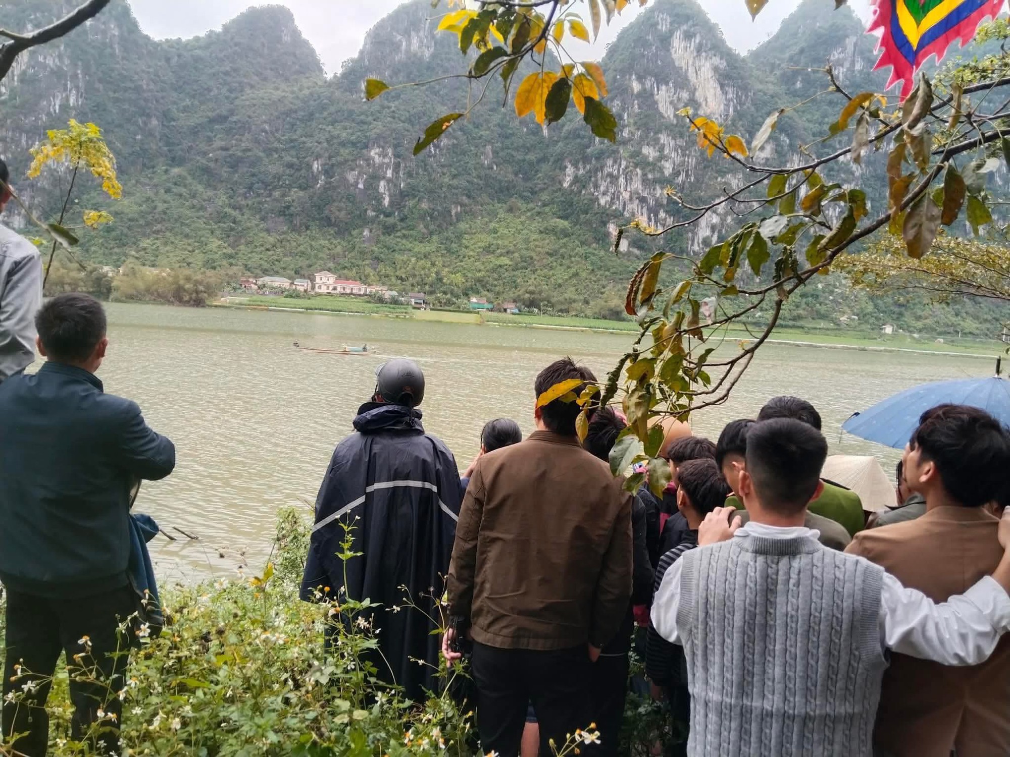 N&oacute;ng: Lật đ&ograve; chở cả gia đ&igrave;nh 7 người tr&ecirc;n s&ocirc;ng Gianh, 2 người chết, 2 người mất t&iacute;ch- Ảnh 3.