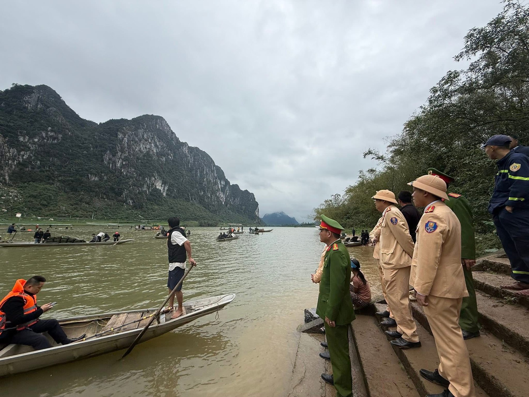 Ch&ugrave;m ảnh hiện trường vụ lật đ&ograve; chở 7 người một gia đ&igrave;nh ng&agrave;y m&ugrave;ng 3 Tết: 4 nạn nh&acirc;n chết v&agrave; mất t&iacute;ch, b&eacute; 3 tuổi kh&ocirc;ng qua khỏi- Ảnh 6.
