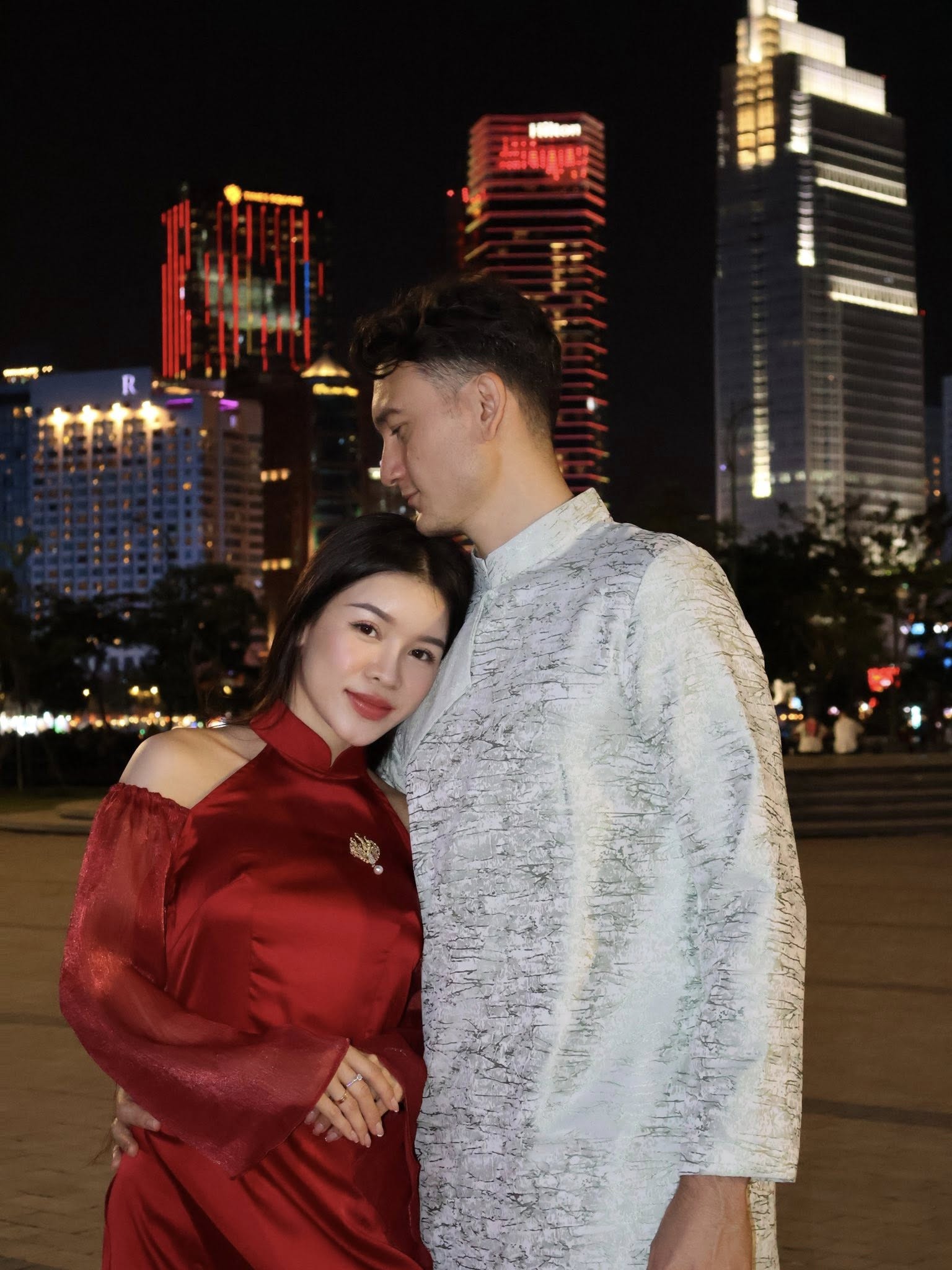 Gấp 3 visual Tết: Thủ m&ocirc;n L&acirc;m T&acirc;y &ocirc;m con trai cưng, Yến Xu&acirc;n vững phong độ n&agrave;ng WAG quyến rũ nhất l&agrave;ng b&oacute;ng đ&aacute;- Ảnh 2.