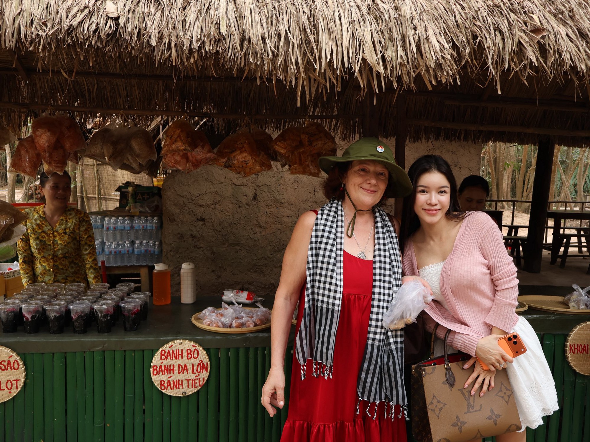 Gia đ&igrave;nh Văn L&acirc;m tham qua Địa đạo Củ Chi ng&agrave;y Tết, Yến Xu&acirc;n khoe kh&eacute;o mối quan hệ với mẹ chồng người Nga- Ảnh 2.