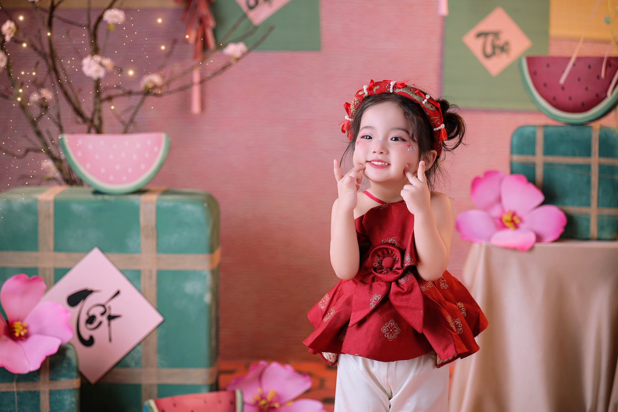 Lisa nh&agrave; Kh&aacute;nh Thi - Phan Hiển xinh y&ecirc;u như thi&ecirc;n thần ng&agrave;y Tết, trọn vẹn n&eacute;t đẹp của mẹ, thần th&aacute;i của cha- Ảnh 2.