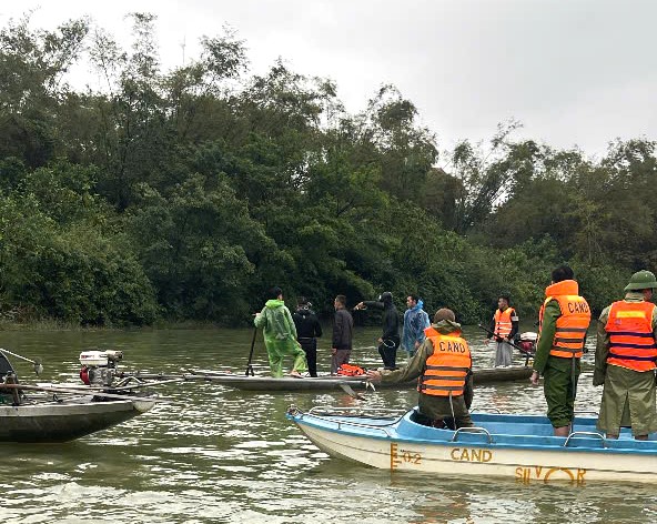 N&oacute;ng: Lật đ&ograve; chở cả gia đ&igrave;nh 7 người tr&ecirc;n s&ocirc;ng Gianh, 2 người chết, 2 người mất t&iacute;ch- Ảnh 2.