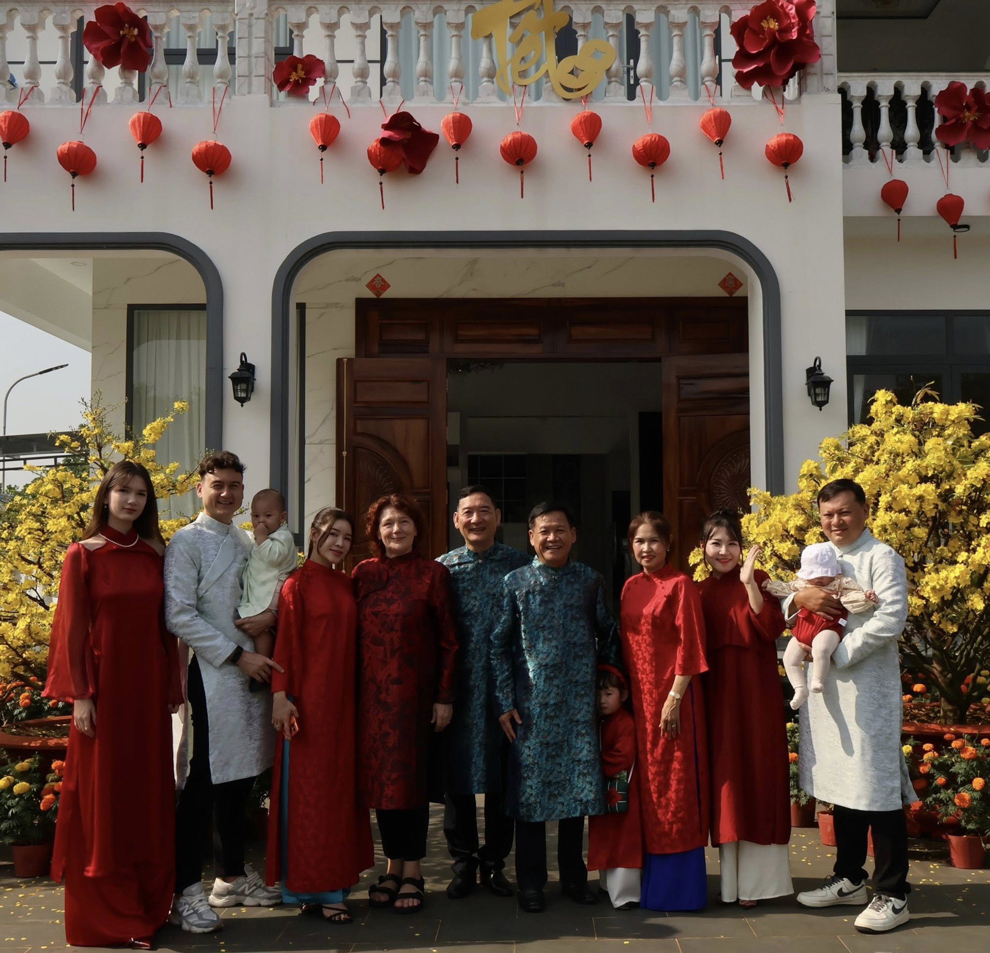 Gia đ&igrave;nh Văn L&acirc;m tham qua Địa đạo Củ Chi ng&agrave;y Tết, Yến Xu&acirc;n khoe kh&eacute;o mối quan hệ với mẹ chồng người Nga- Ảnh 4.