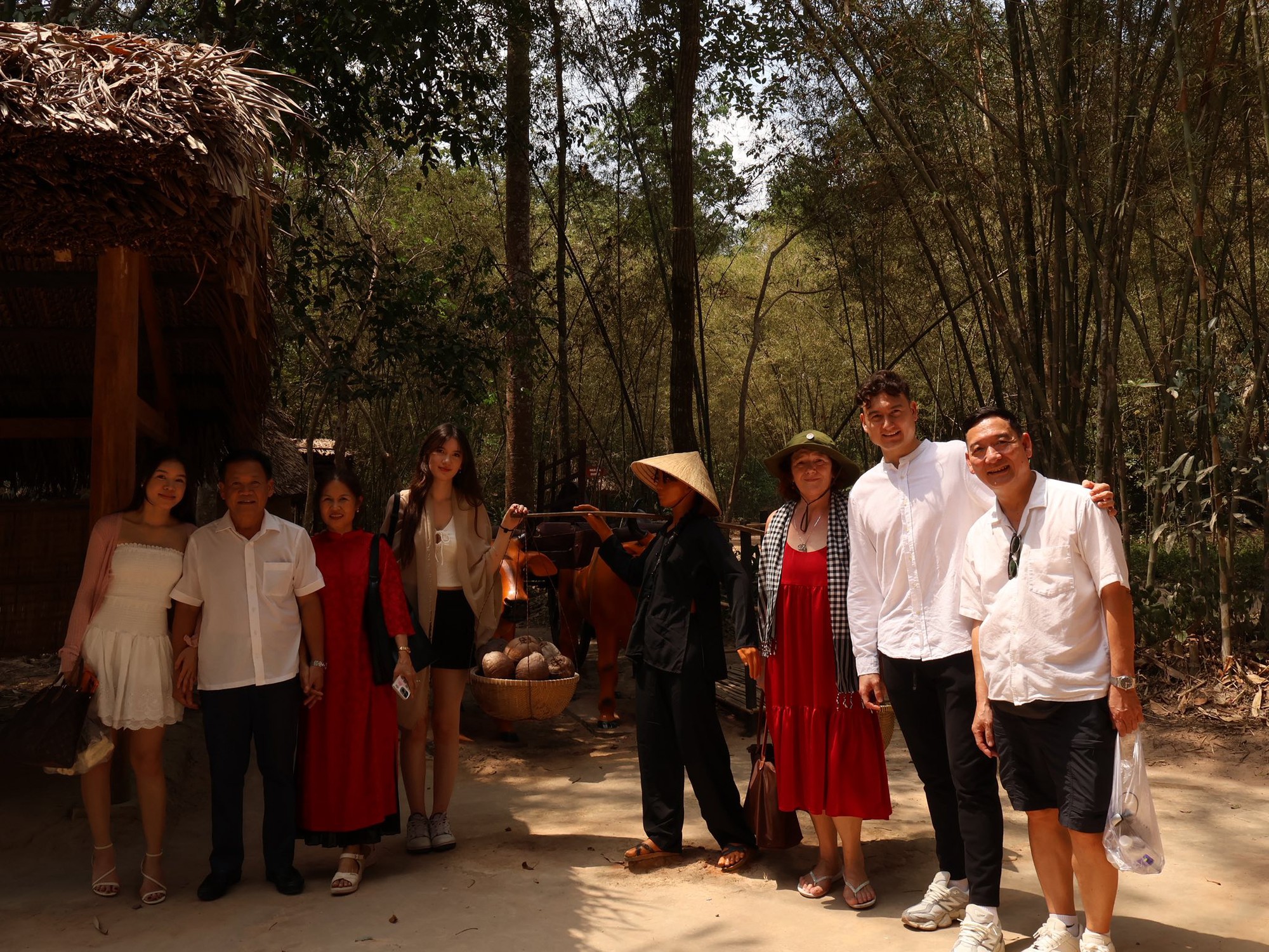 Gia đ&igrave;nh Văn L&acirc;m tham qua Địa đạo Củ Chi ng&agrave;y Tết, Yến Xu&acirc;n khoe kh&eacute;o mối quan hệ với mẹ chồng người Nga- Ảnh 1.