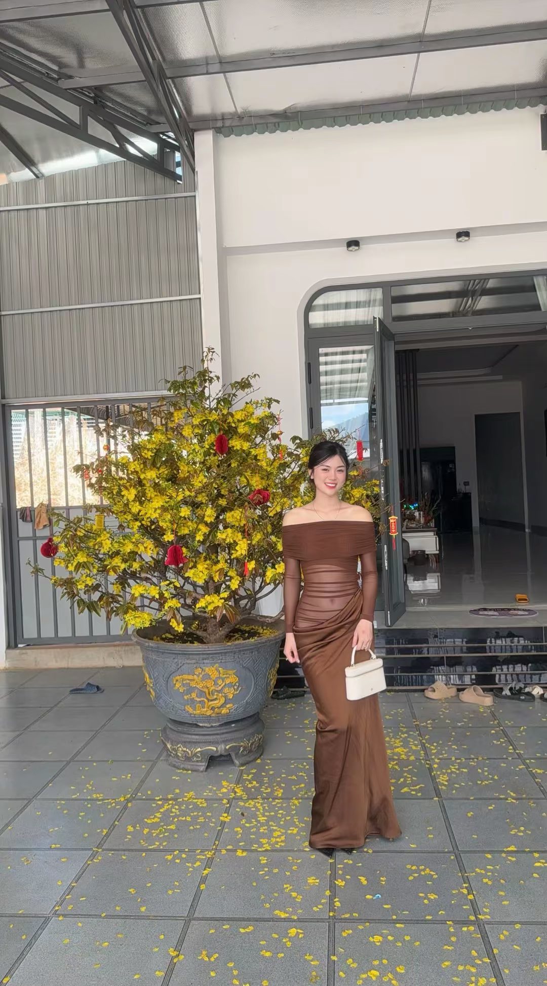 Danh t&iacute;nh c&ocirc; g&aacute;i mặc v&aacute;y xuy&ecirc;n thấu đi ch&uacute;c Tết g&acirc;y b&ugrave;ng nổ- Ảnh 1.