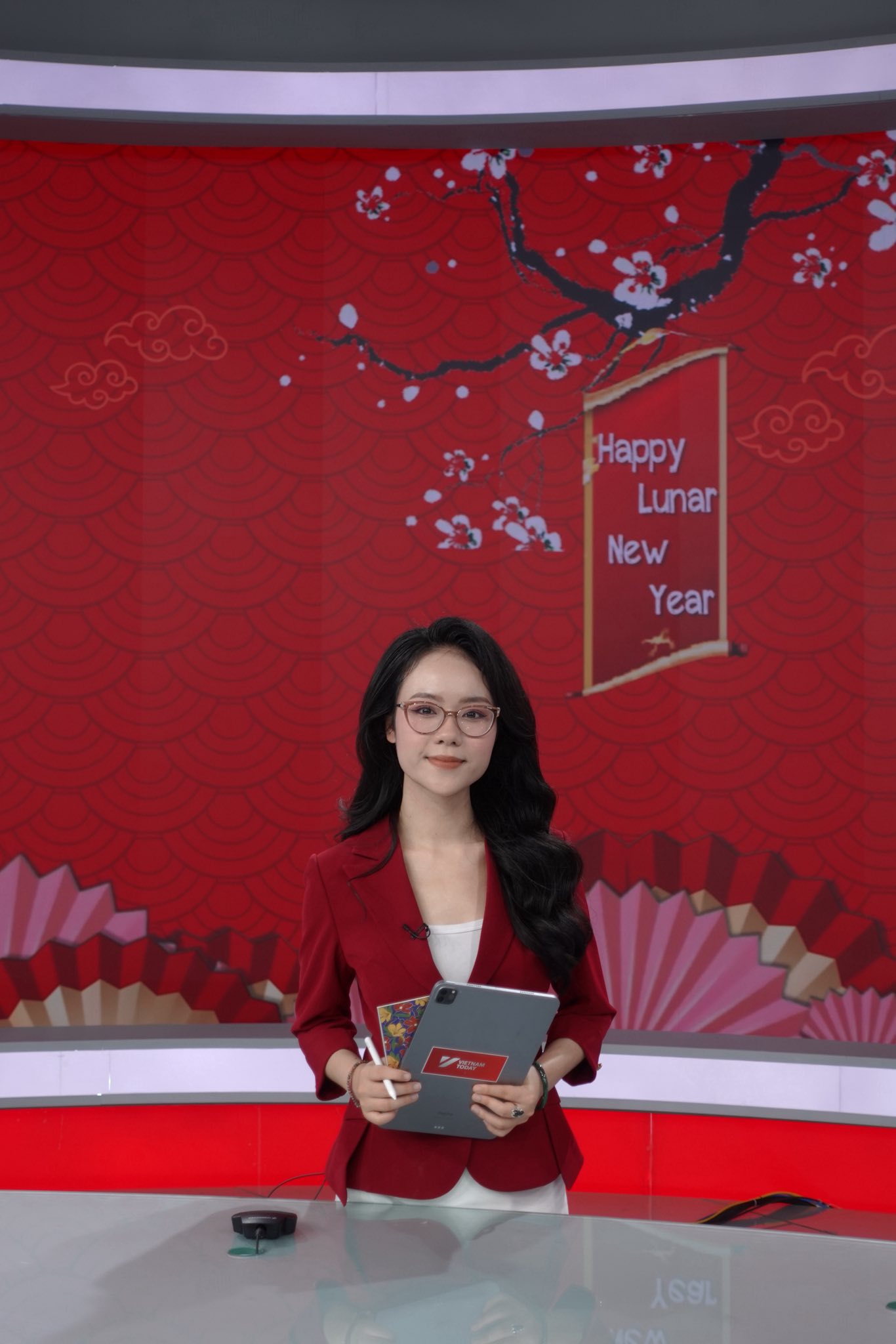 MC tuổi Ngọ xinh đẹp của Vietnam Today: "5 ph&uacute;t trước khi l&ecirc;n s&oacute;ng l&agrave; khoảng thời gian th&oacute;t tim nhất"- Ảnh 1.