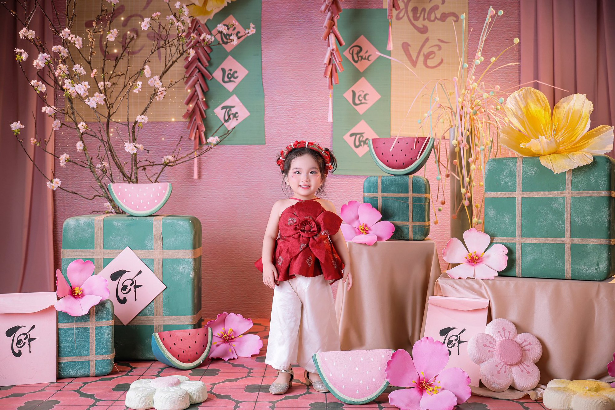 Lisa nh&agrave; Kh&aacute;nh Thi - Phan Hiển xinh y&ecirc;u như thi&ecirc;n thần ng&agrave;y Tết, trọn vẹn n&eacute;t đẹp của mẹ, thần th&aacute;i của cha- Ảnh 1.