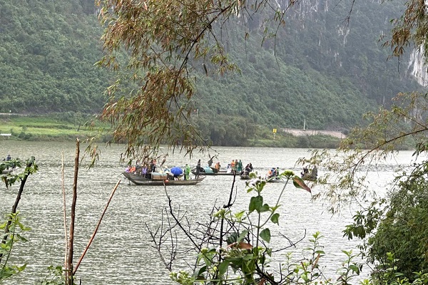 Ch&ugrave;m ảnh hiện trường vụ lật đ&ograve; chở 7 người một gia đ&igrave;nh ng&agrave;y m&ugrave;ng 3 Tết: 4 nạn nh&acirc;n chết v&agrave; mất t&iacute;ch, b&eacute; 3 tuổi kh&ocirc;ng qua khỏi- Ảnh 10.