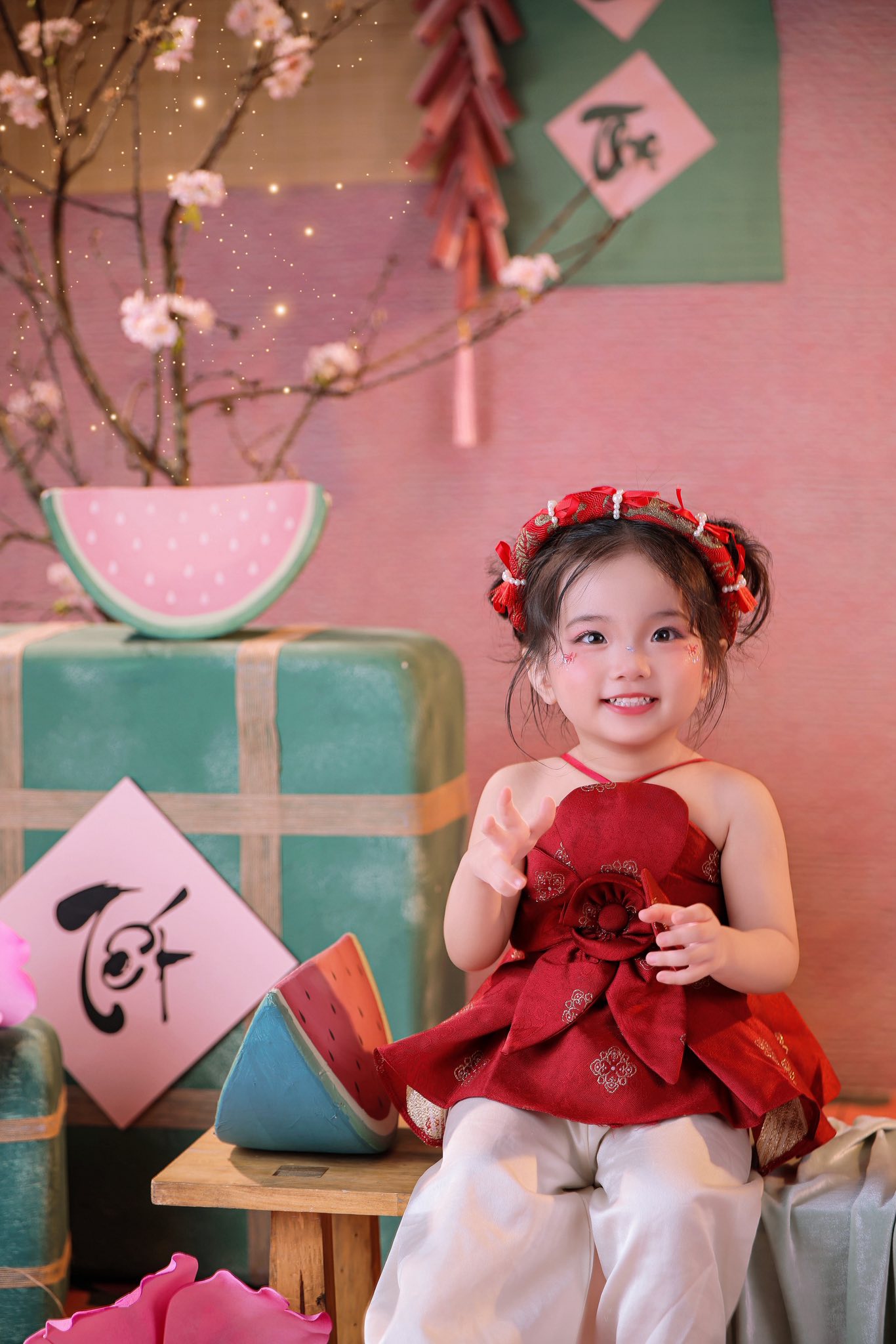 Lisa nh&agrave; Kh&aacute;nh Thi - Phan Hiển xinh y&ecirc;u như thi&ecirc;n thần ng&agrave;y Tết, trọn vẹn n&eacute;t đẹp của mẹ, thần th&aacute;i của cha- Ảnh 7.