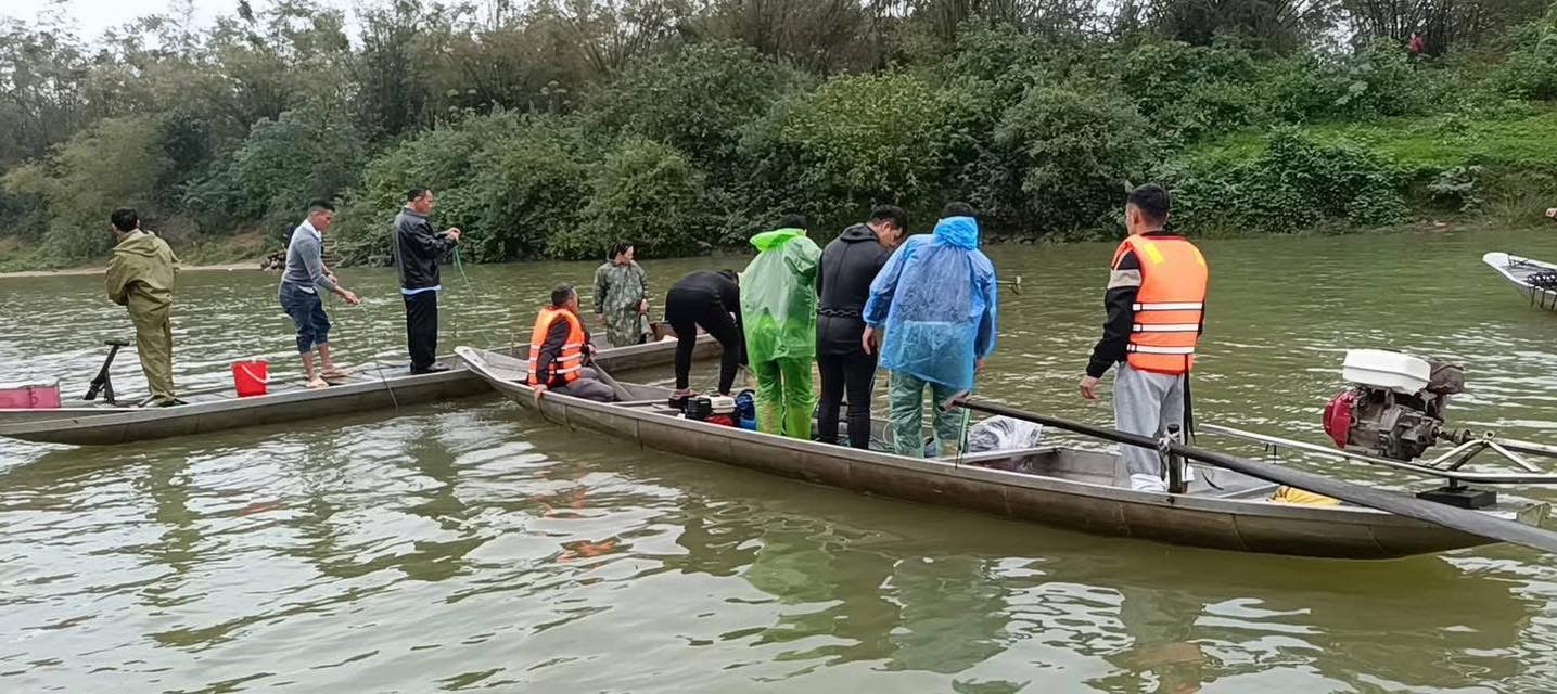 Ch&ugrave;m ảnh hiện trường vụ lật đ&ograve; chở 7 người một gia đ&igrave;nh ng&agrave;y m&ugrave;ng 3 Tết: 4 nạn nh&acirc;n chết v&agrave; mất t&iacute;ch, b&eacute; 3 tuổi kh&ocirc;ng qua khỏi- Ảnh 3.