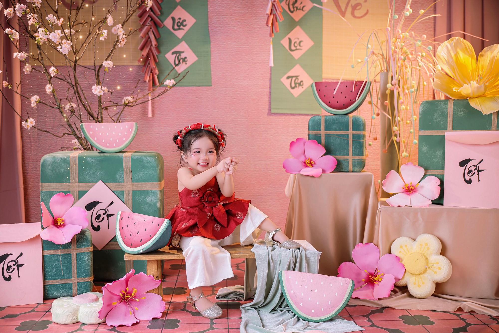 Lisa nh&agrave; Kh&aacute;nh Thi - Phan Hiển xinh y&ecirc;u như thi&ecirc;n thần ng&agrave;y Tết, trọn vẹn n&eacute;t đẹp của mẹ, thần th&aacute;i của cha- Ảnh 4.