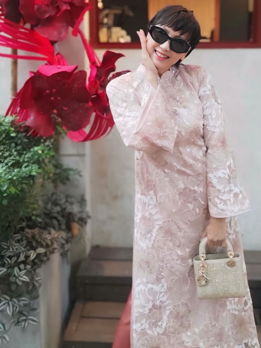 Mẹ Do&atilde;n Hải My diện &aacute;o d&agrave;i, x&aacute;ch t&uacute;i hiệu du xu&acirc;n, visual trẻ đẹp kh&ocirc;ng tuổi chuẩn "mẹ vợ hot nhất l&agrave;ng b&oacute;ng đ&aacute;"- Ảnh 1.