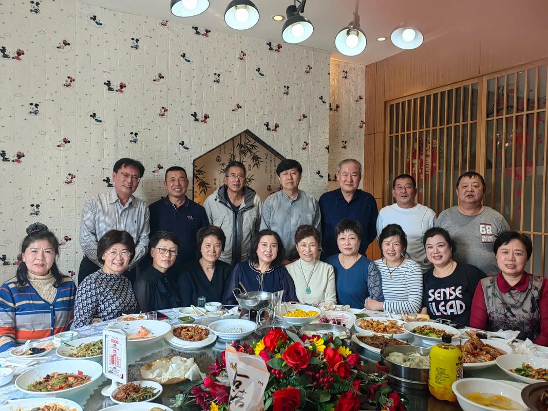 Họp lớp Tết, người gi&agrave;u nhất hứa mời ăn nhưng l&uacute;c thanh to&aacute;n lại đi mất, ch&uacute;ng t&ocirc;i trả thay 50 triệu đồng: Về nh&agrave; nhận tin nhắn "điếng người"- Ảnh 2.