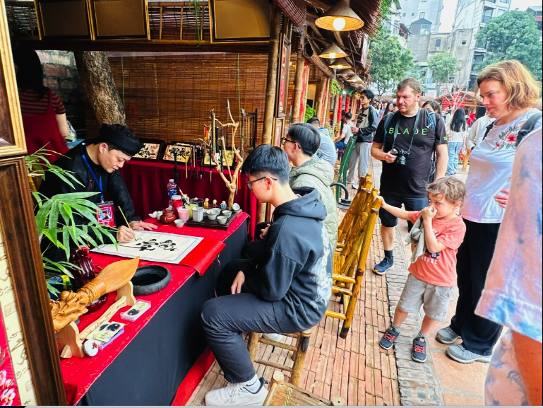 Du lịch Việt tưng bừng đón khách mùa tết Bính Ngọ- Ảnh 1. Du lịch Việt tưng bừng đón khách mùa tết Bính Ngọ- Ảnh 1.