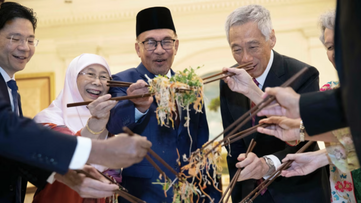 Nghi thức &lsquo;n&eacute;m đồ ăn&rsquo; kỳ lạ mang &yacute; nghĩa ph&aacute;t t&agrave;i ở ch&acirc;u &Aacute;- Ảnh 1.