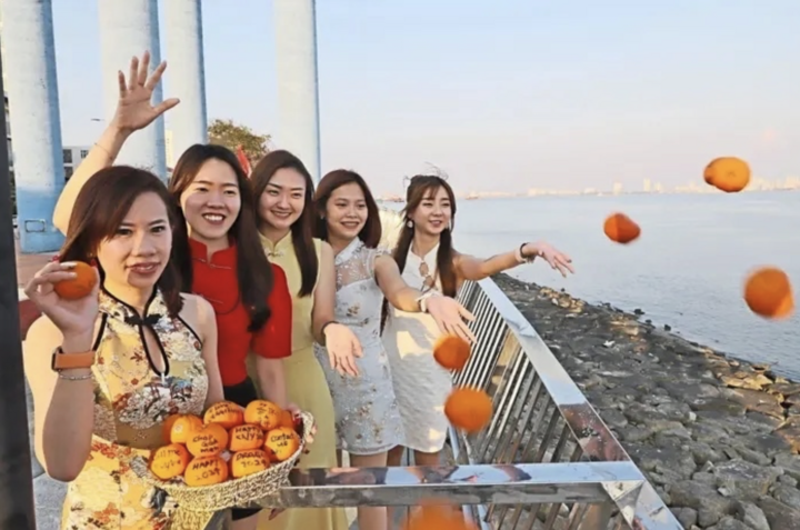 Nghi thức &lsquo;n&eacute;m đồ ăn&rsquo; kỳ lạ mang &yacute; nghĩa ph&aacute;t t&agrave;i ở ch&acirc;u &Aacute;- Ảnh 3.