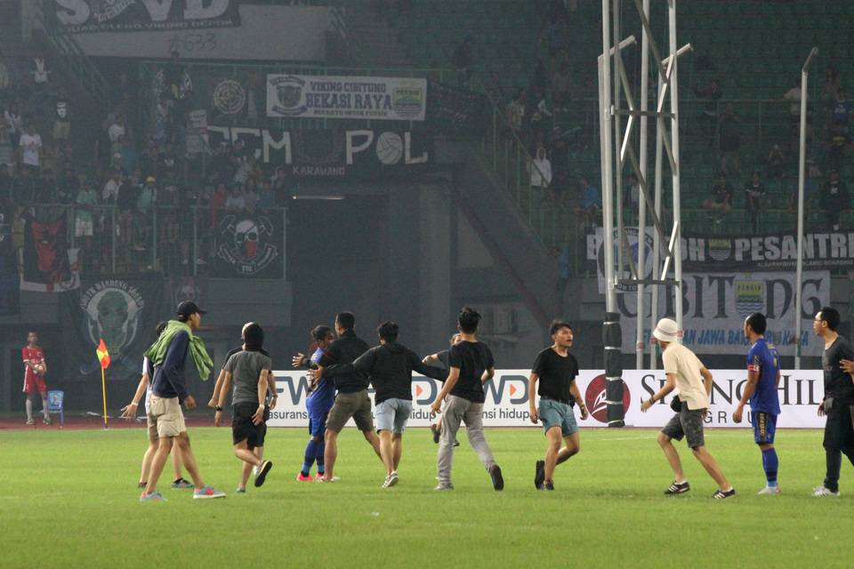 Sốc: Đội nh&agrave; bị loại, CĐV Indonesia tr&agrave;n xuống s&acirc;n tấn c&ocirc;ng khiến trọng t&agrave;i v&agrave; cầu thủ Th&aacute;i Lan phải chạy trốn- Ảnh 1.
