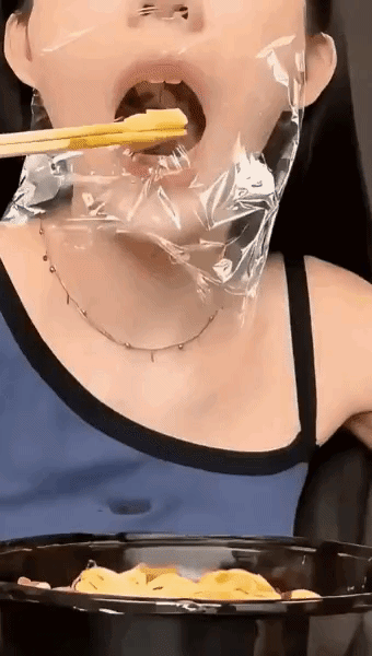 Kh&oacute; tin: Giới trẻ thời nay cuồng giảm c&acirc;n tới mức chỉ nhai nilon m&agrave; sống- Ảnh 1.