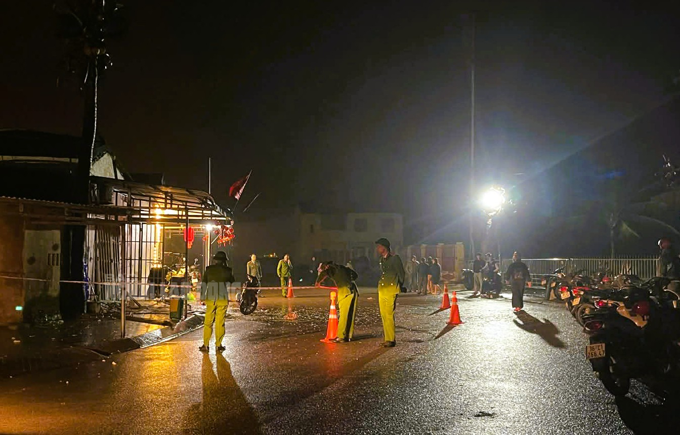 Nghi án em rể ném mìn vào nhà anh vợ, 11 người nhập viện cấp cứu- Ảnh 1. Nghi án em rể ném mìn vào nhà anh vợ, 11 người nhập viện cấp cứu- Ảnh 1.