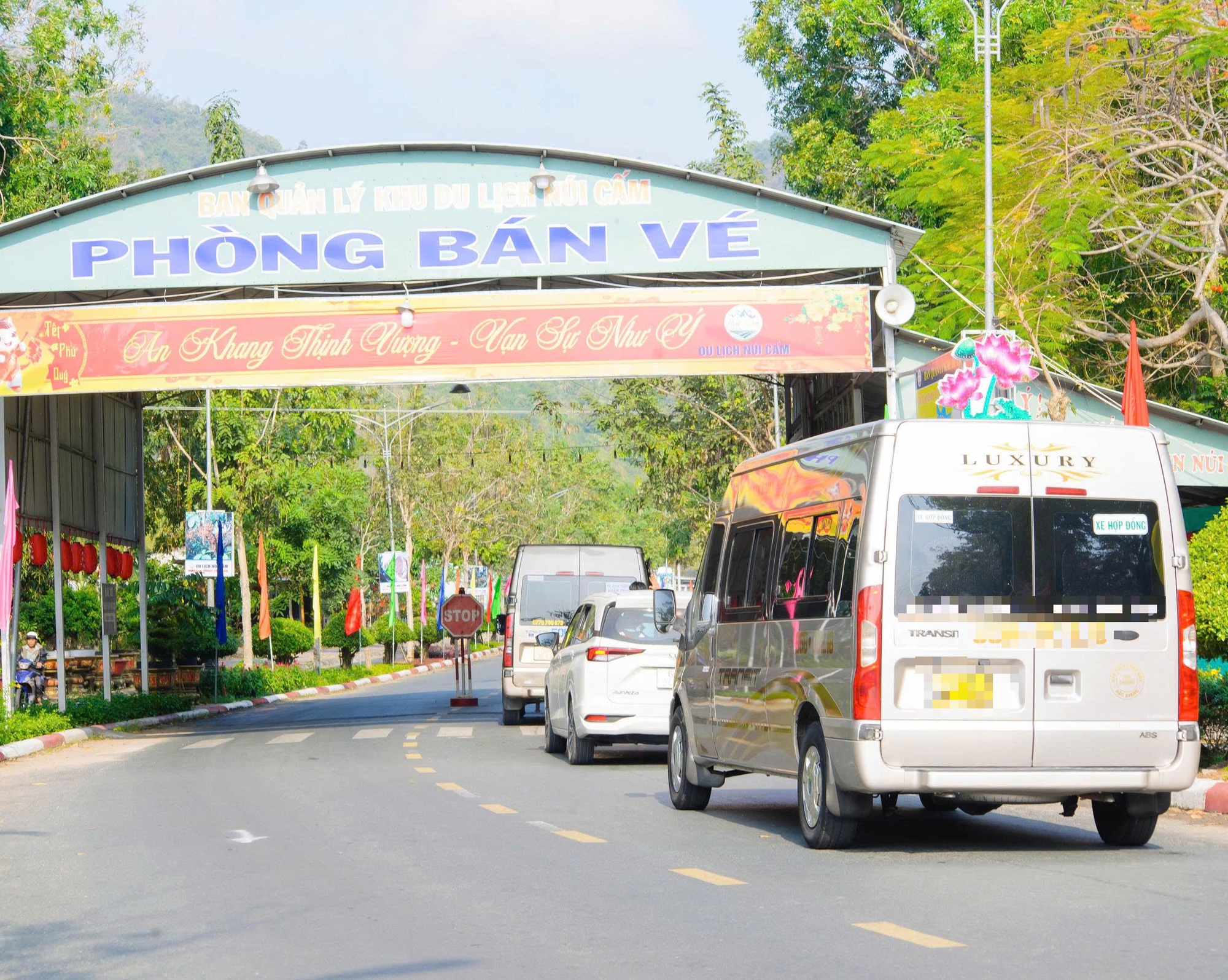 Bất ngờ lượng kh&aacute;ch du xu&acirc;n v&ugrave;ng Bảy N&uacute;i v&agrave; Ph&uacute; Quốc- Ảnh 7.